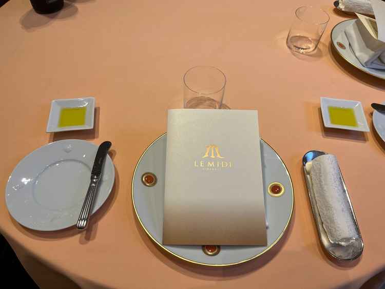 淡いオレンジ色のテーブルクロスが内装と合わせられていて素敵です。