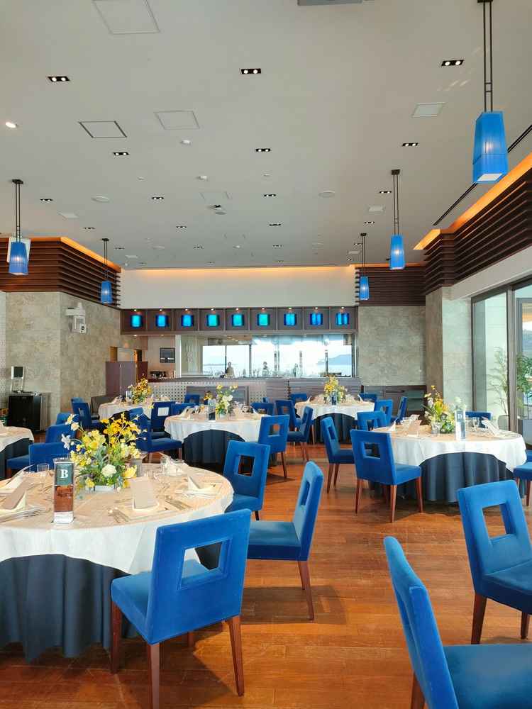 BLUEの披露宴会場。青を基調とし、プールもあり、ラグジュアリーな雰囲気が特別感を演出していた。