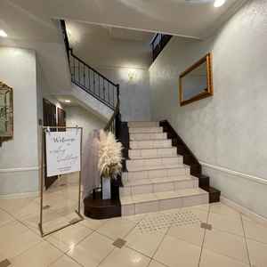 披露宴会場ウィズリーの入り口。貸切のため入り口から階段まで自由に装飾できる点が素敵だと思いました。