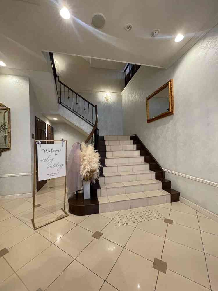 披露宴会場ウィズリーの入り口。貸切のため入り口から階段まで自由に装飾できる点が素敵だと思いました。