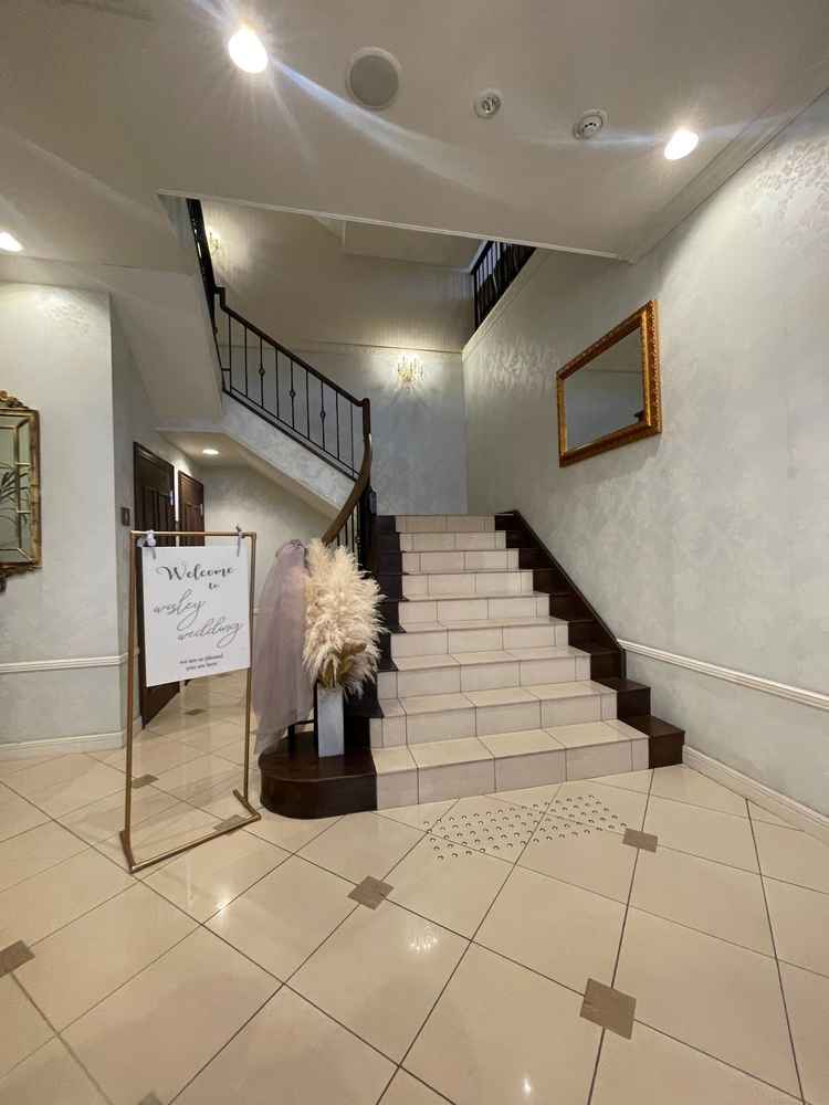 披露宴会場ウィズリーの入り口。貸切のため入り口から階段まで自由に装飾できる点が素敵だと思いました。
