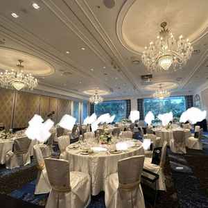 鳳凰西の間の披露宴会場です。庭園の眺望はもちろん、豪華なシャンデリアの存在感が魅力的でした。