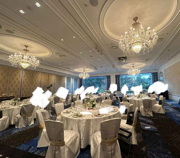 鳳凰西の間の披露宴会場です。庭園の眺望はもちろん、豪華なシャンデリアの存在感が魅力的でした。