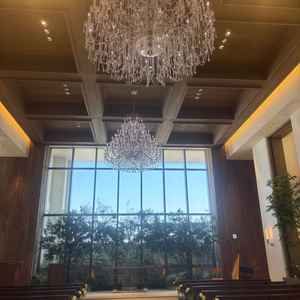 チャペルには2つのシャンデリアがあり1つはピンク色でした♪