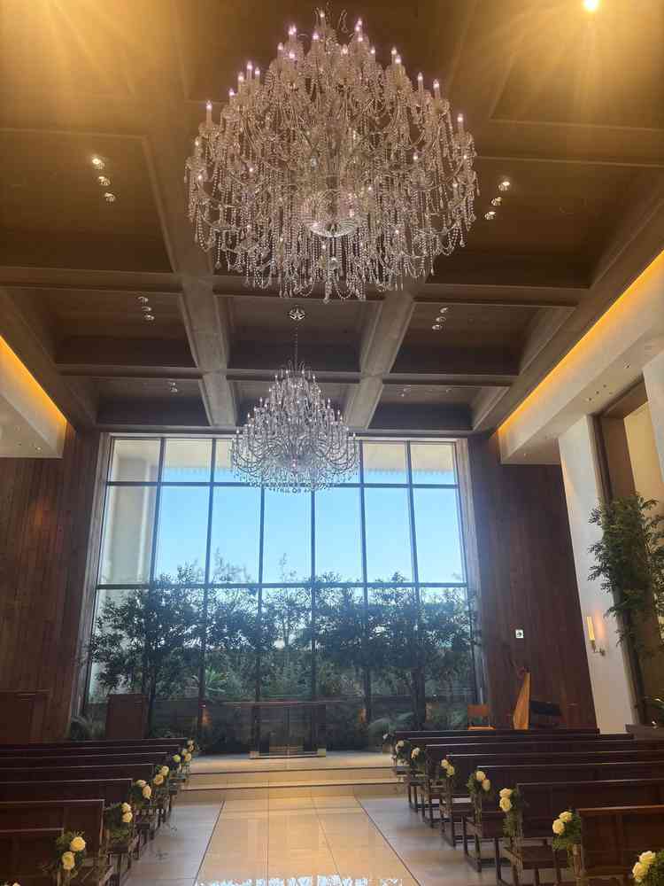 チャペルには2つのシャンデリアがあり1つはピンク色でした♪