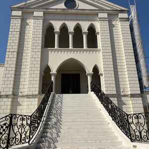 外には綺麗な真っ白大階段。ここでフラワーシャワーも可！