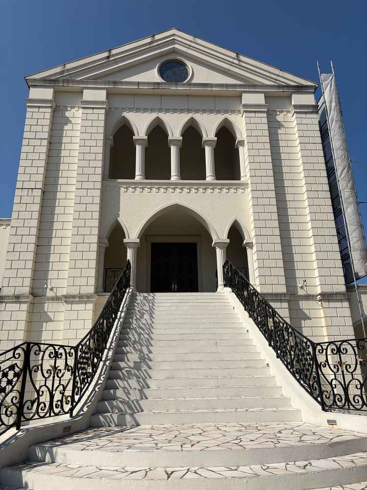 外には綺麗な真っ白大階段。ここでフラワーシャワーも可！