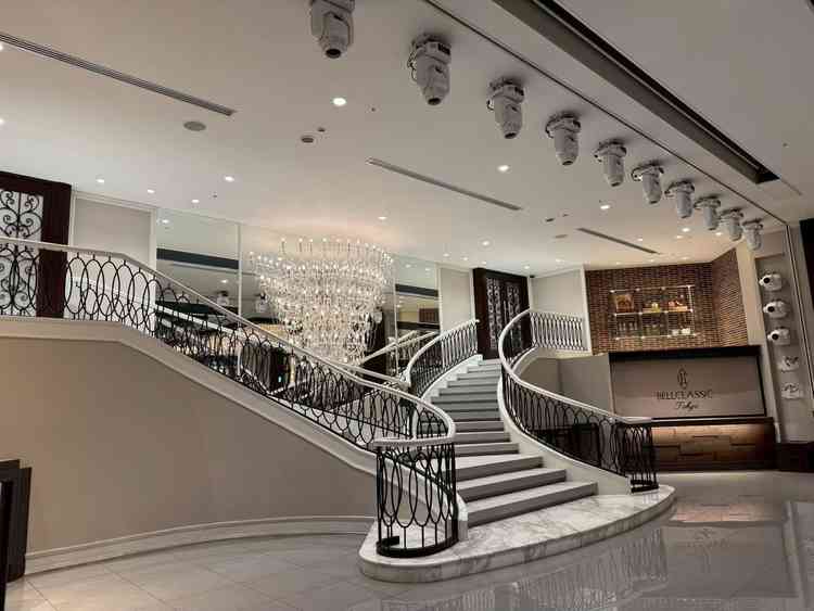 披露宴のダブル階段は光の音の演出もできます。