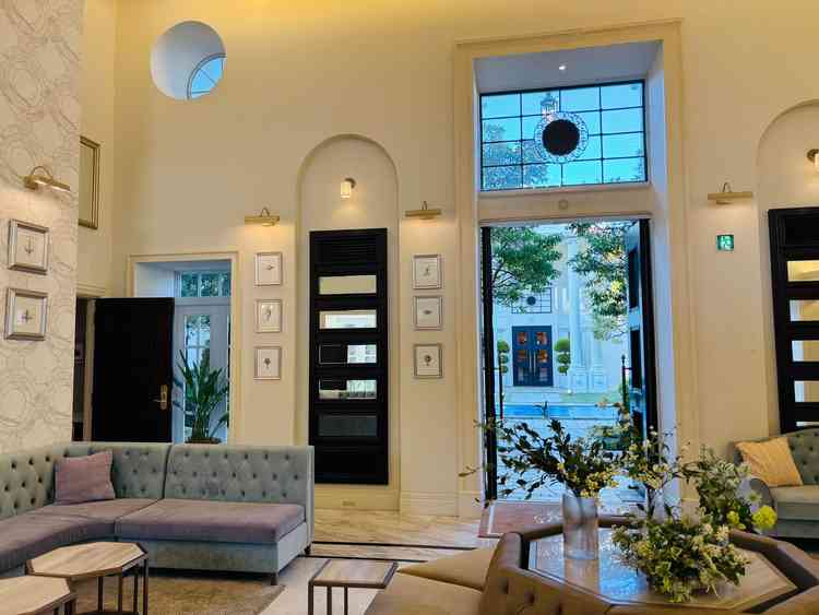 綺麗で立派な受付です