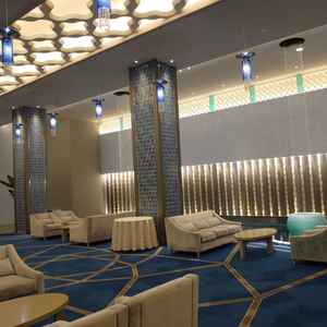 披露宴会場前のラウンジ。各披露宴会場に、それぞれ違う趣向のラウンジが用意されていて、飽きない造りです