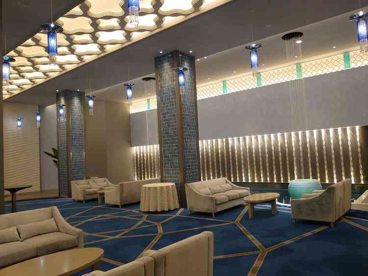 披露宴会場前のラウンジ。各披露宴会場に、それぞれ違う趣向のラウンジが用意されていて、飽きない造りです