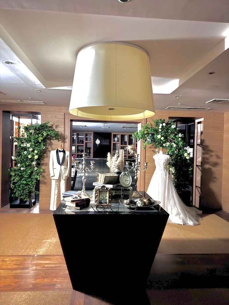 ウェディングサロンの入り口。ウッド調と緑を基調とされており、可愛いも綺麗も両方叶えられそう。