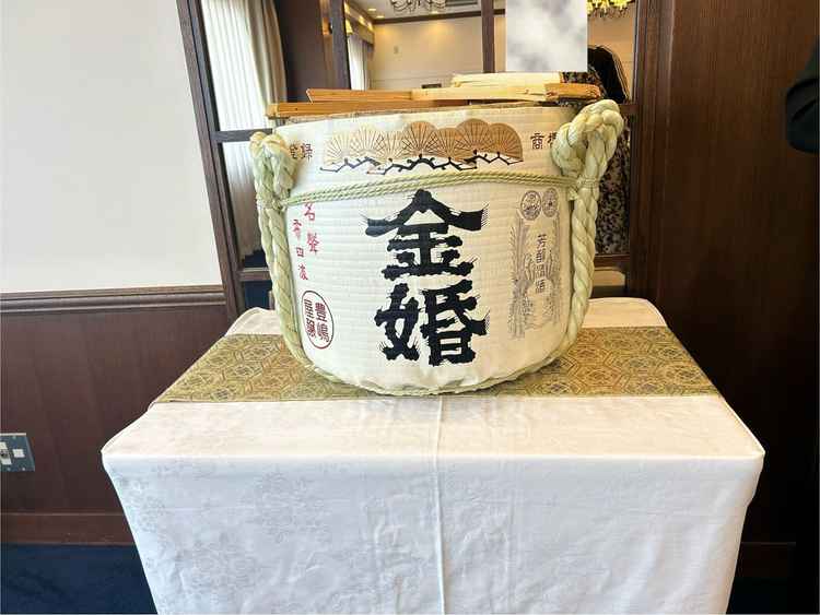鏡開きの酒樽です。とても華やかで豪華に見えました。