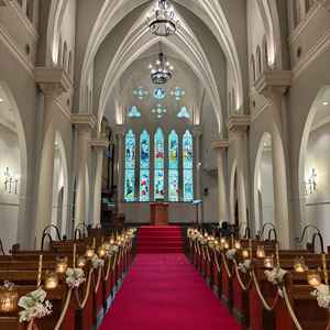 天井が高く白ベースで日が差し込んだ時の明るさもあるチャペル。