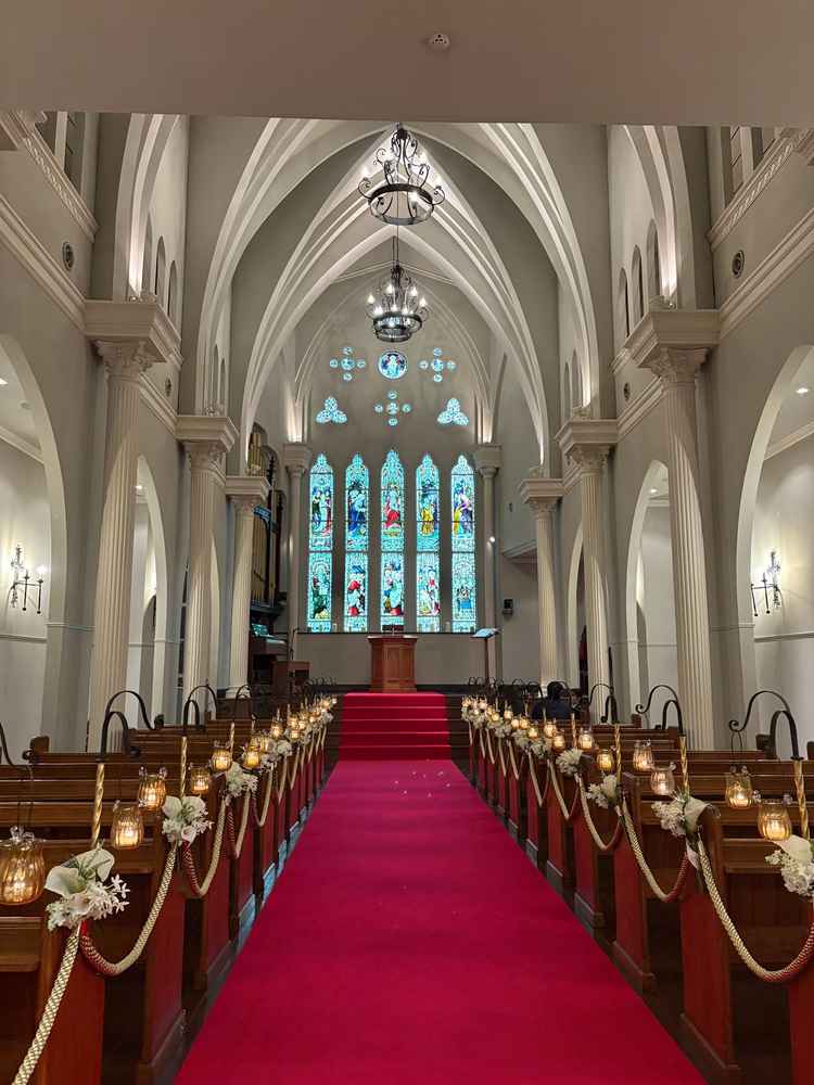 天井が高く白ベースで日が差し込んだ時の明るさもあるチャペル。