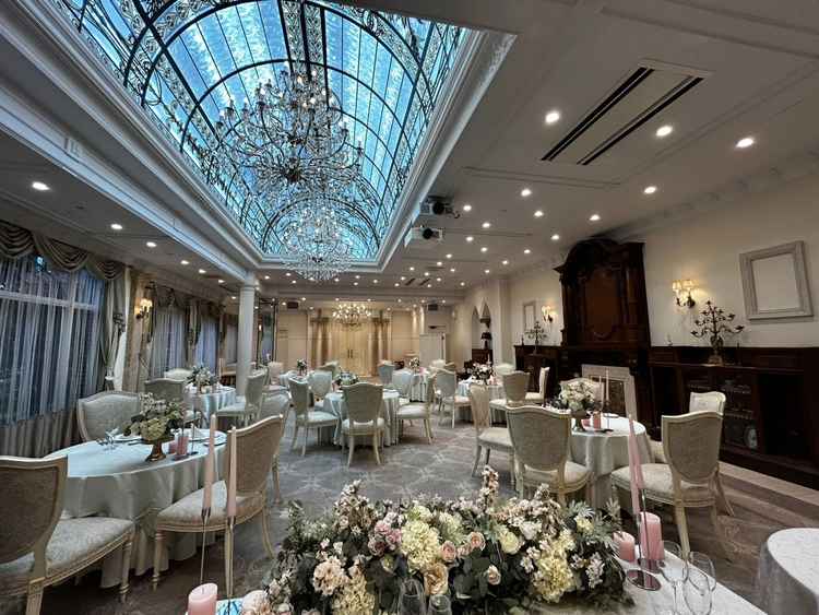 天井が大きな窓になっている披露宴会場