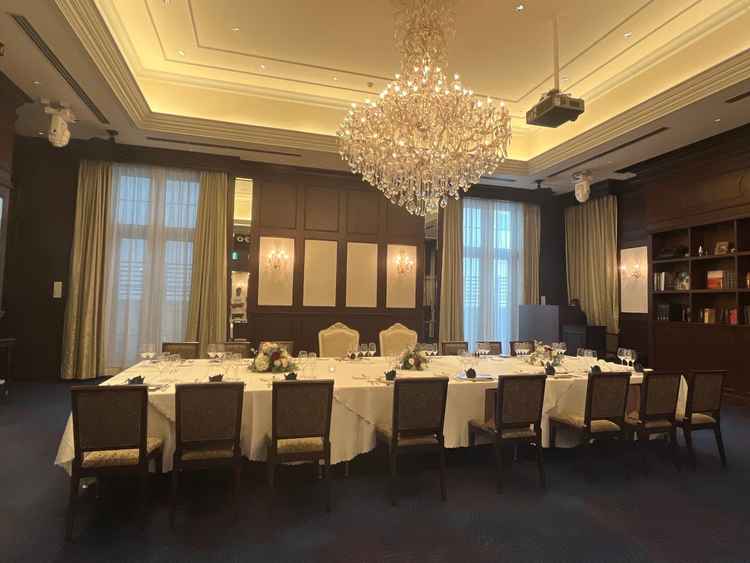 披露宴会場②の写真。落ち着いた雰囲気で、少人数でも温かく過ごせる会場。