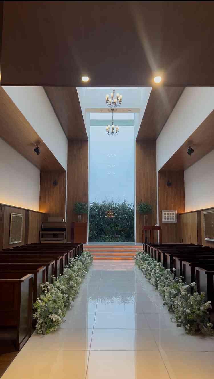 曇り空でしたが、チャペルは明るかったです。白いドレスが映えるように茶色の壁にしていいなと思いました。