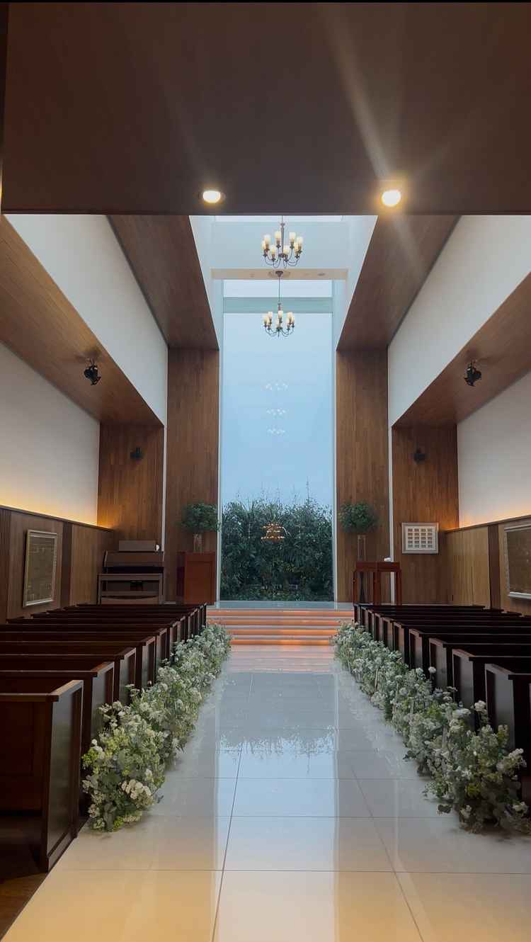 曇り空でしたが、チャペルは明るかったです。白いドレスが映えるように茶色の壁にしていいなと思いました。