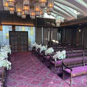 紫が印象的なチャペル