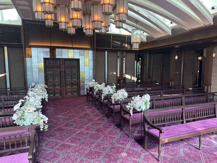 紫が印象的なチャペル