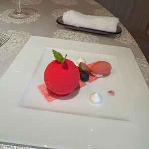 見た目だけではなく、割って食べるというインパクトの強いデザート！