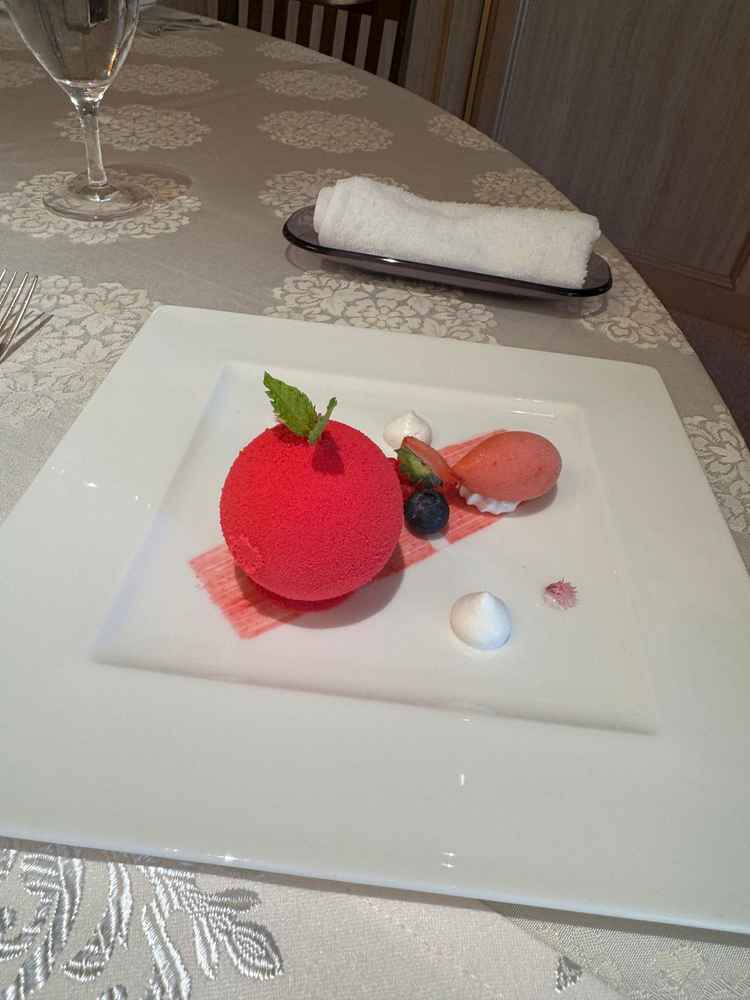 見た目だけではなく、割って食べるというインパクトの強いデザート！