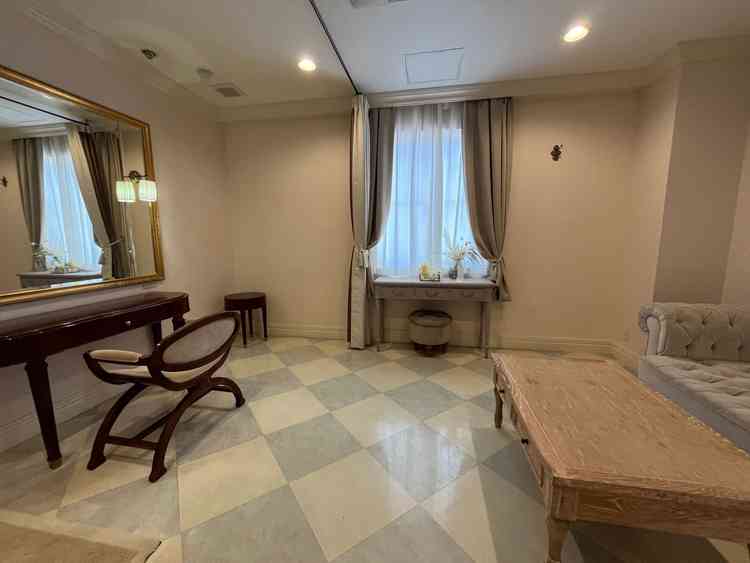 新郎新婦控室です。鏡前の椅子の後ろにカーテンを閉められるそうで非対面もできそうです。