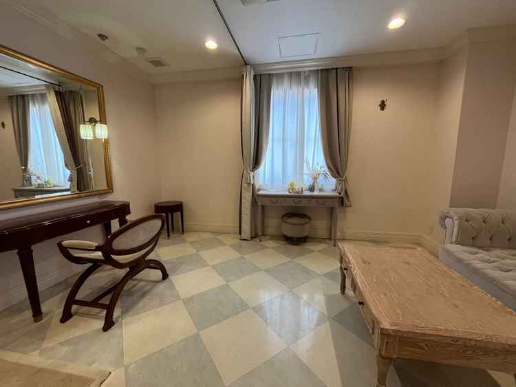 新郎新婦控室です。鏡前の椅子の後ろにカーテンを閉められるそうで非対面もできそうです。