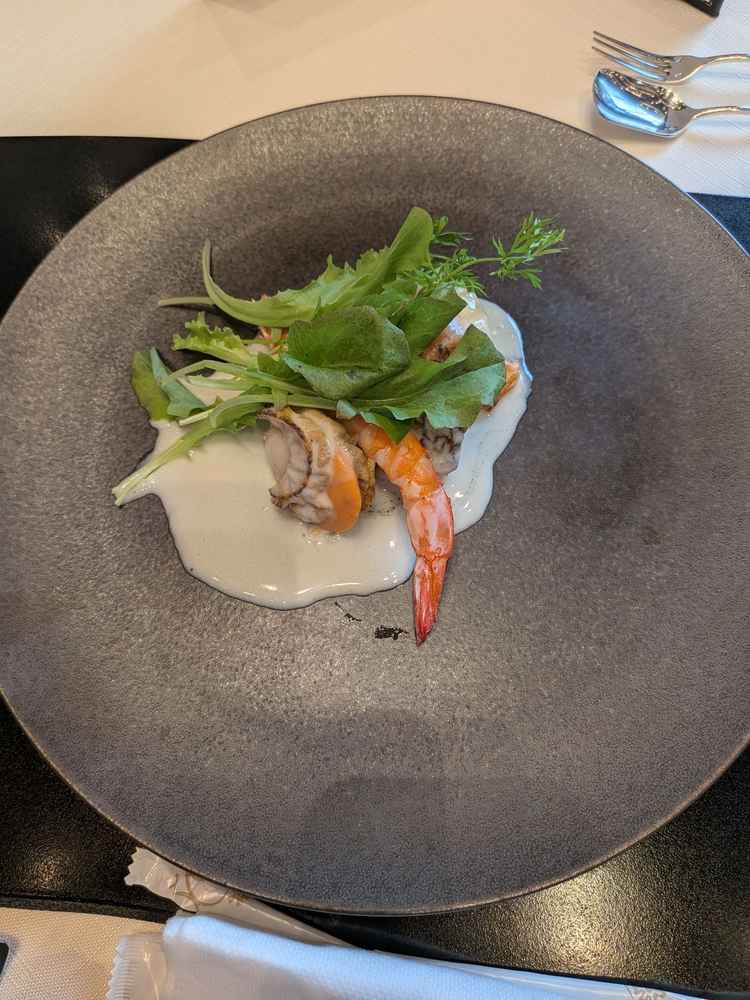 魚料理は白身魚のポワレと海老と帆立で白ワインソースがとても良く合いました。パンともあうソースです。