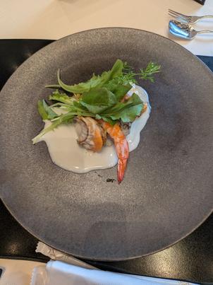 魚料理は白身魚のポワレと海老と帆立で白ワインソースがとても良く合いました。パンともあうソースです。