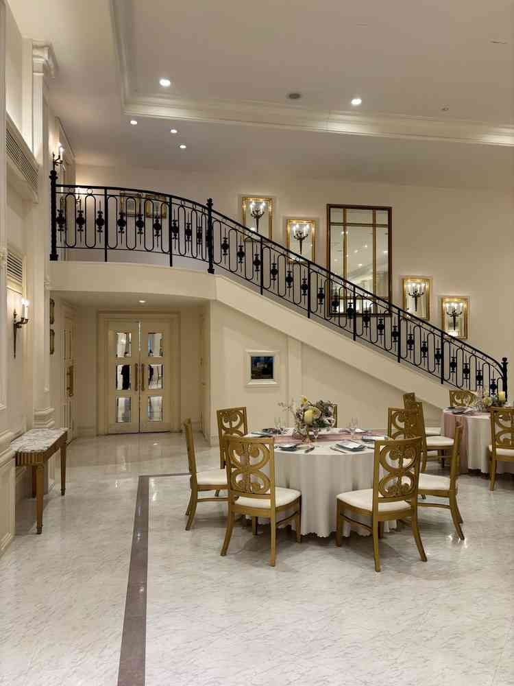 披露宴(ホワイトハウス)階段あり。