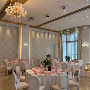 宴会場の写真です。白を基調として華やかな印象でした。