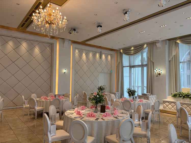 宴会場の写真です。白を基調として華やかな印象でした。