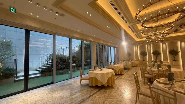 披露宴会場はガーデン付きで、憧れの階段入場もできそうでした。都心ながら緑を感じられ良かったです。