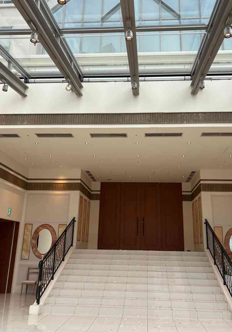 挙式後のフラワーシャワー会場が天候に左右されず、ゲストも一列に並べるくらい広く満足です。