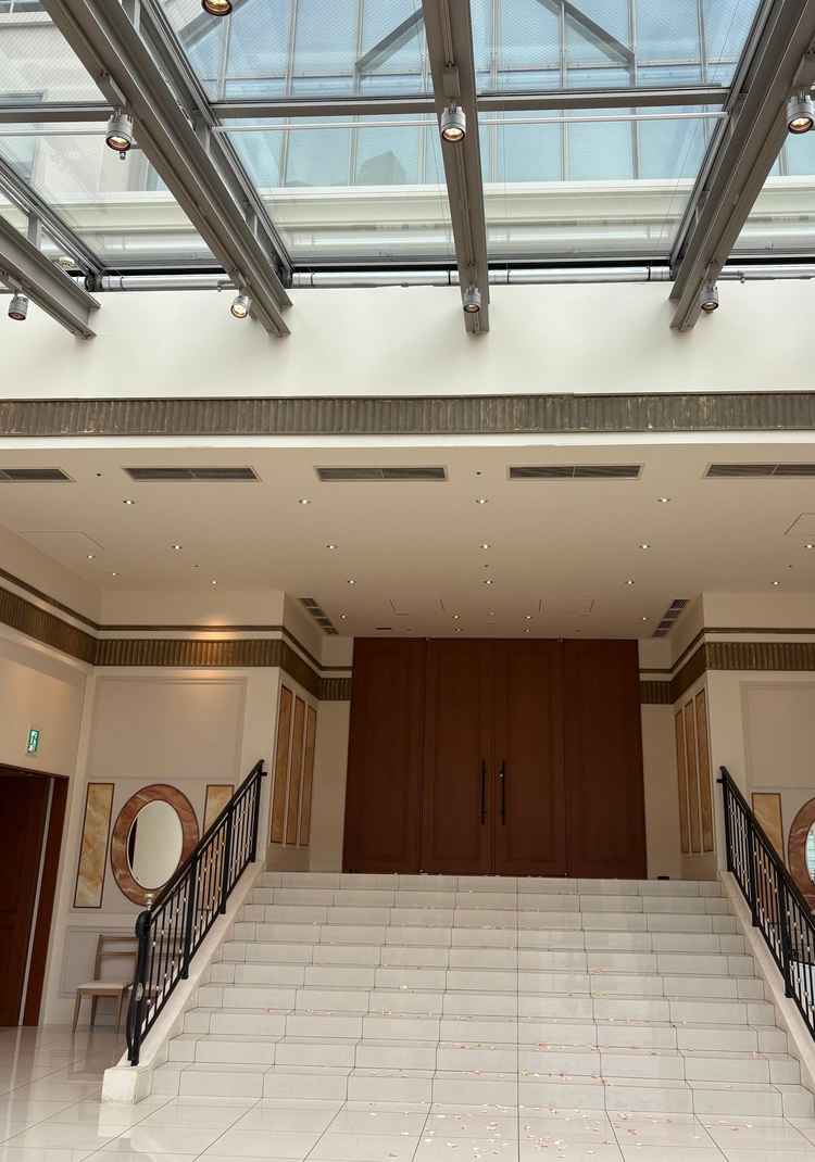 挙式後のフラワーシャワー会場が天候に左右されず、ゲストも一列に並べるくらい広く満足です。