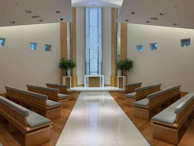 チャペルも明るく雰囲気が素敵。席が斜めになっており顔が見やすい。クッション付きで座り心地が良かった。