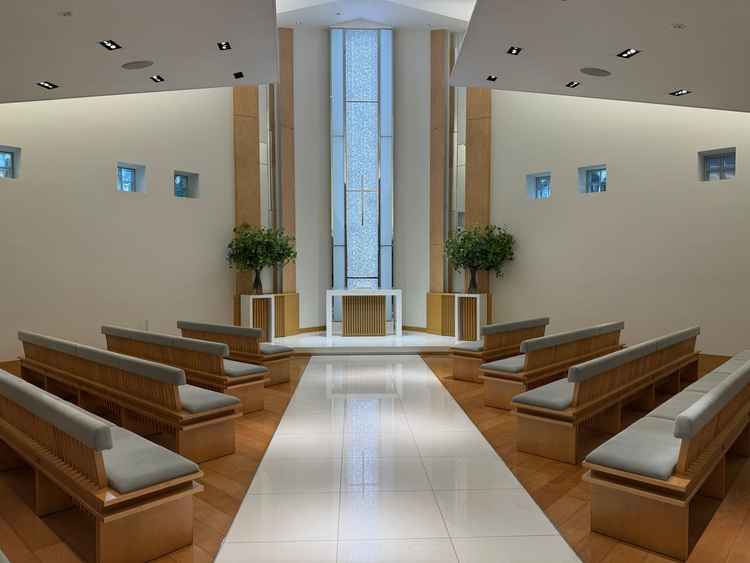 チャペルも明るく雰囲気が素敵。席が斜めになっており顔が見やすい。クッション付きで座り心地が良かった。