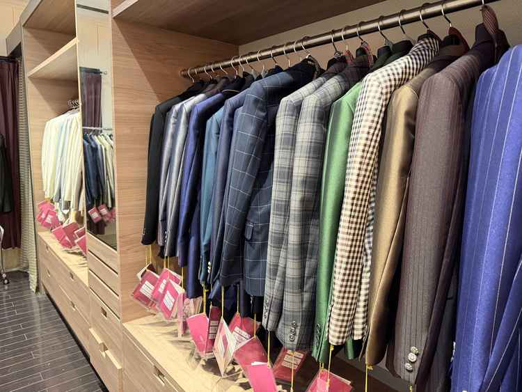 ドレスだけでなくタキシードの種類も多く、男性もこだわって選べそうだと思いました。