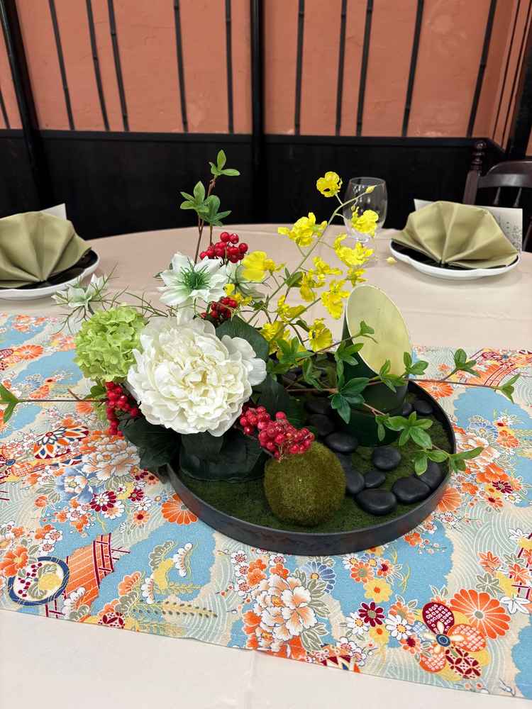 テーブル飾りの一例ですが、苔玉などか使われていて会場の雰囲気とピッタリでした。