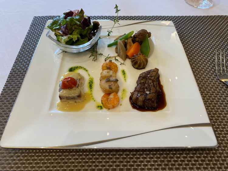 メインの試食。お肉やお魚全ての風味や味が最高でした。一万五千円のコースの内容