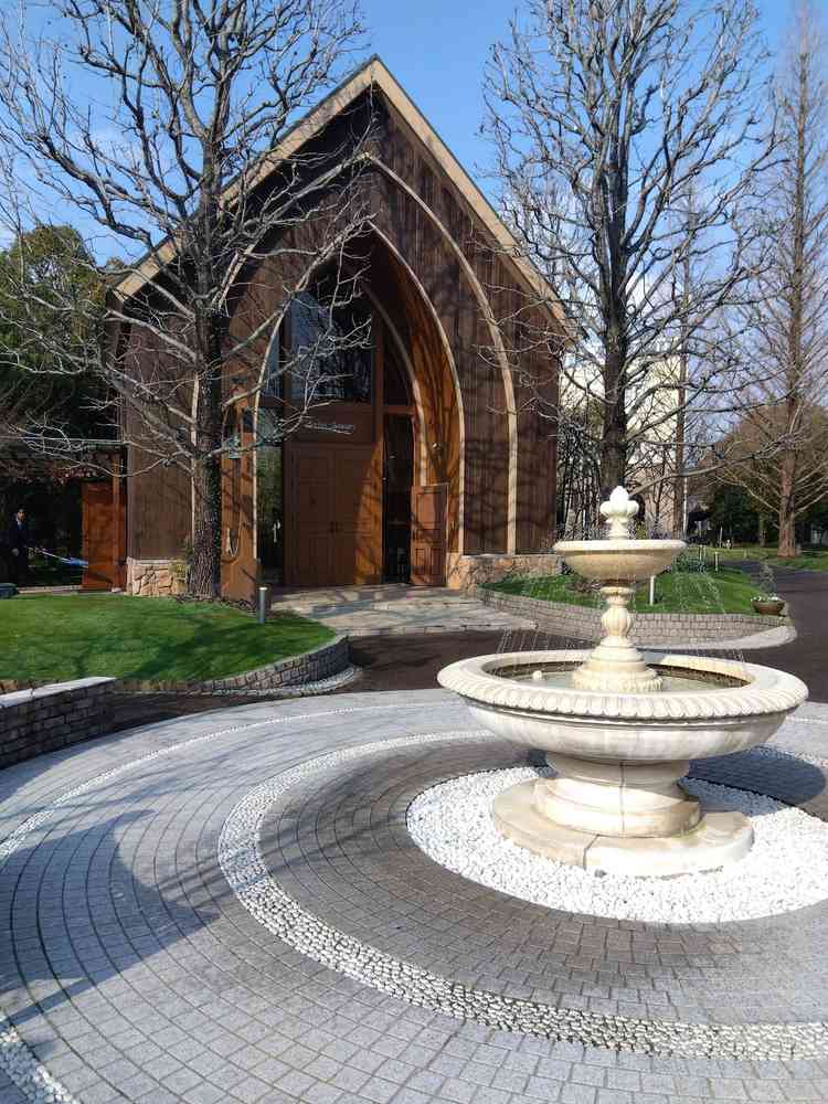 木のチャペルの入口。シャボン玉も出る