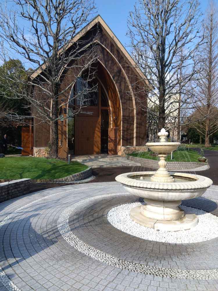 木のチャペルの入口。シャボン玉も出る