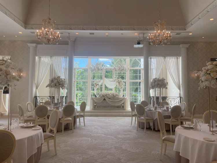 広々としていて、光が入り込む素敵な披露宴会場でした。