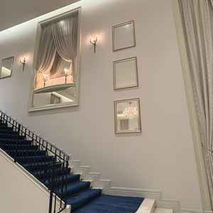 披露宴会場への階段。ここからお色直し後の入場ができたら素敵だと思います。青いカーペットが映えます