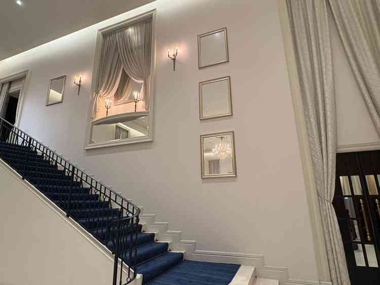 披露宴会場への階段。ここからお色直し後の入場ができたら素敵だと思います。青いカーペットが映えます