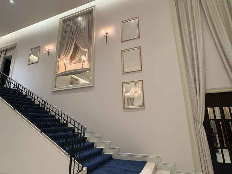 披露宴会場への階段。ここからお色直し後の入場ができたら素敵だと思います。青いカーペットが映えます