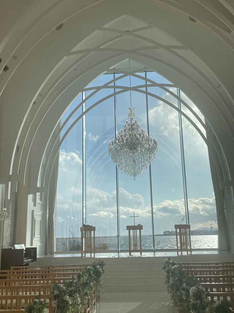 チャペル。見渡す限りの海。座ったゲストからは空が一面に見える。羽が降ってくる演出が至高。