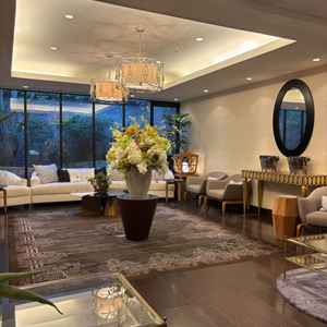 入り口近くのロビー。待合室とは別にここがあることで、はじめに参加者同士で挨拶等ができ緊張緩和できる。